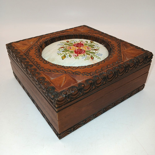 Scatola legno intagliato - in,